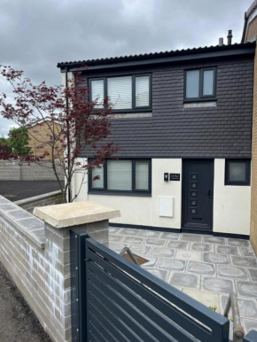 Uber Stylish 3 bedroom home off Road parking near town centre and Bike Park Wales